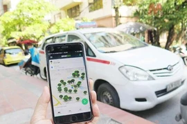 Thủ tướng yêu cầu nghiên cứu bỏ gắn hộp đèn cho xe công nghệ