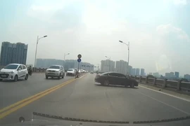 Ô tô bất ngờ quay đầu trên cầu gây tai nạn hàng loạt