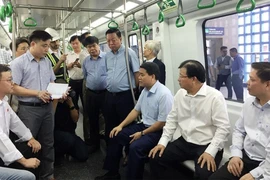 Phó Thủ tướng thị sát đường sắt Cát Linh - Hà Đông
