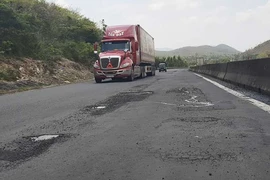 Đang sửa quốc lộ 1 qua Phú Yên bị hư hỏng
