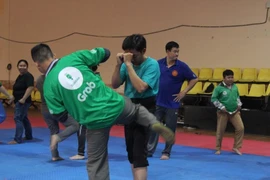Công an dạy tài xế Grab ứng phó với cướp