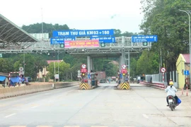 Phạt xe không dán thẻ đi vào làn thu phí không dừng 2 triệu 