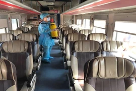 Tăng cường tàu lửa, máy bay giải tỏa hành khách tại Đà Nẵng