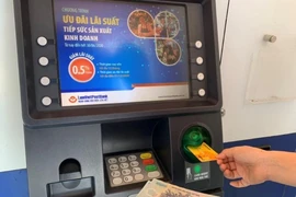 Người dân hưởng lợi gì khi nhận lương, trợ cấp qua ngân hàng ?