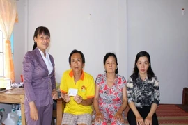 BHXH Việt Nam tặng 2.500 thẻ BHYT cho người dân miền Trung