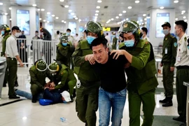 Cận cảnh công an khống chế người quá khích ở sân bay Nội Bài