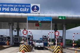 Vì sao dán thẻ không dừng nhưng tài xế vẫn phải trả tiền mặt 