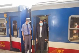 Bộ trưởng giao thông thị sát bến xe, ga tàu