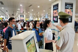 'Giải cứu' tạm thời ùn tắc tại sân bay Tân Sơn Nhất