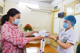 Nhiều người dân dùng ảnh thẻ BHYT trên ứng dụng VssID để khám chữa bệnh