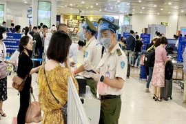 Cấm đi máy bay 1 năm 4 hành khách dùng giấy tờ giả không chịu nộp phạt