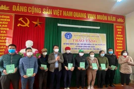Tặng 200 sổ bảo hiểm xã hội tự nguyện và thẻ BHYT cho người dân