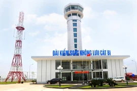 Kiểm soát viên không lưu Cát Bi đeo tai nghe, không biết phi công gọi
