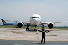Điều tra sự cố hai máy bay suýt va vào nhau
