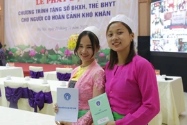Hàng ngàn thẻ BHYT và sổ bảo hiểm xã hội được trao cho người nghèo