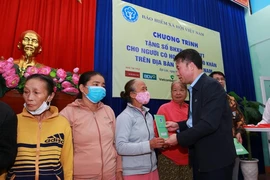 Tặng sổ BHXH, thẻ BHYT cho người dân gặp khó khăn dịp Tết 2024