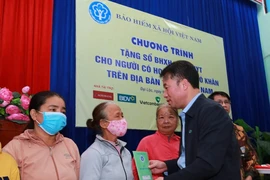 BHXH Việt Nam yêu cầu chi trả gộp hai tháng lương hưu cho người dân
