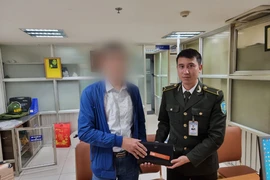 Hành khách đi máy bay bỏ quên 130 triệu đồng trên xe đẩy