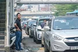 Người dân Hà Nội lo lắng, mỏi mòn chờ đợi đăng kiểm ô tô
