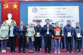 BHXH Việt Nam tặng thẻ BHYT và sổ bảo hiểm xã hội cho người nghèo
