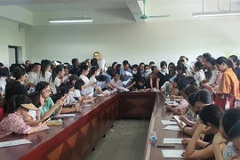 Phụ huynh quây kín Trường tiểu học Tây Mỗ 3 để xin học cho con