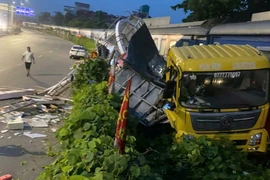 Tàu SE4 va chạm với ô tô khiến hành khách về ga Hà Nội chậm hơn dự kiến