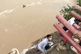 Cơ quan chức năng đã tiếp cận hiện trường để xử lý sự cố sập cầu Phong Châu