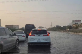 Ô tô lưu thông theo mức ngập của từng làn đường trên cao tốc Pháp Vân - Cầu Giẽ