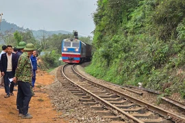 Thông tuyến đường sắt Bắc - Nam sau tai nạn giữa tàu hàng và xe tải 