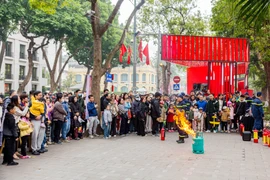 Người dân chen chân xem công an hướng dẫn chữa cháy ở phố đi bộ Hoàn Kiếm