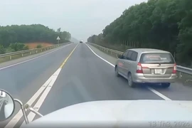 Căng mình lái xe trên đường cao tốc không có làn dừng khẩn cấp