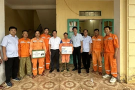 Điện lực miền Bắc tranh thủ từng phút để sớm đóng điện phục vụ người dân