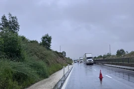 Nước tràn lên cao tốc Vĩnh Hảo - Phan Thiết, có nơi ngập sâu 0,7 m
