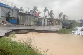 Nước lũ cuốn trôi nền Quốc lộ 1 qua Đắk Lắk, giao thông tê liệt