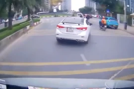 Ô tô lạng lách, cản trở xe khác trên đường vào khu đô thị ở Hà Nội