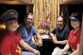 Hành khách lơ đãng vứt vàng vào sọt rác, quên túi tiền trên tàu