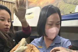 Nhân viên đường sắt cùng hành khách hỗ trợ sản phụ sinh con trên tàu