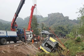 Nguyên nhân ban đầu vụ xe khách chở 18 người lao xuống mương nước trên quốc lộ 6