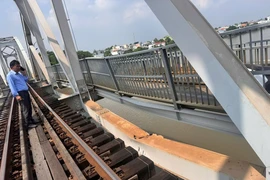 Sà lan va vào cầu Ghềnh: sẽ chuyển tải 1.500 hành khách qua đường bộ