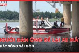Video: Vừa đến TP.HCM được vài ngày, người đàn ông để lại xe máy, nhảy xuống sông