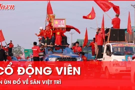 Video: Hàng ngàn người nườm nượp đổ về Việt Trì cổ vũ trận chung kết ASEAN Cup 2024