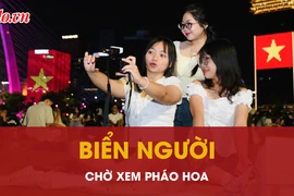 ‘Biển người’ xuống phố trung tâm TP.HCM chờ xem pháo hoa mừng đại lễ