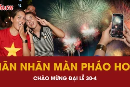 Pháo hoa rực sáng bầu trời TP.HCM chào mừng đại lễ 30-4