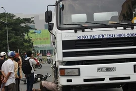 Xe trộn bê tông tông xe máy, một thanh niên tử vong