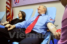 Tân đại sứ Mỹ tham gia hiến máu nhân đạo 
