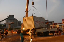 Container rơi giữa xa lộ, giao thông tê liệt nhiều giờ
