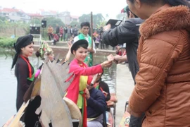 Cấm ngửa nón, bán trầu, liền anh liền chị ngửa tay “xin” tiền ở hội Lim