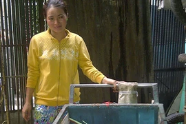 Công an hướng dẫn chị ve chai làm thủ tục nhận 5 triệu Yên 