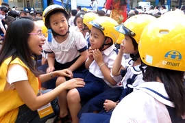 “Đội mũ cho con – Trọn tình cha mẹ”