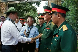 Thủ tướng Nga Medvedev đội mũ tai bèo 
